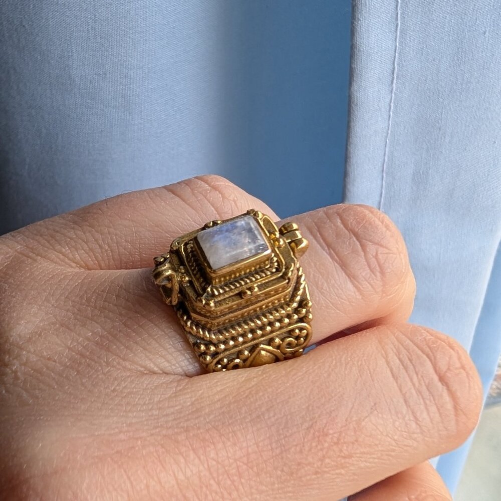 Baizaar Moonstone Poison Ring